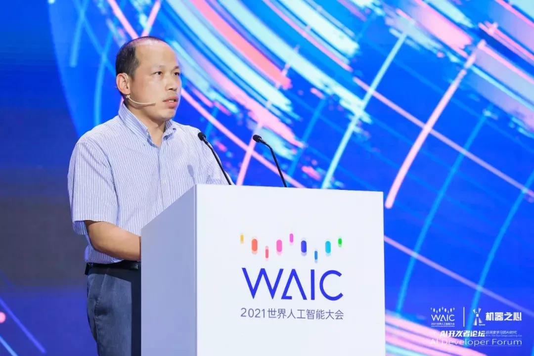 机器之心|WAIC 2021 | J9集团副总裁肖嵘：创「芯」时代 打造自进化城市智能体
